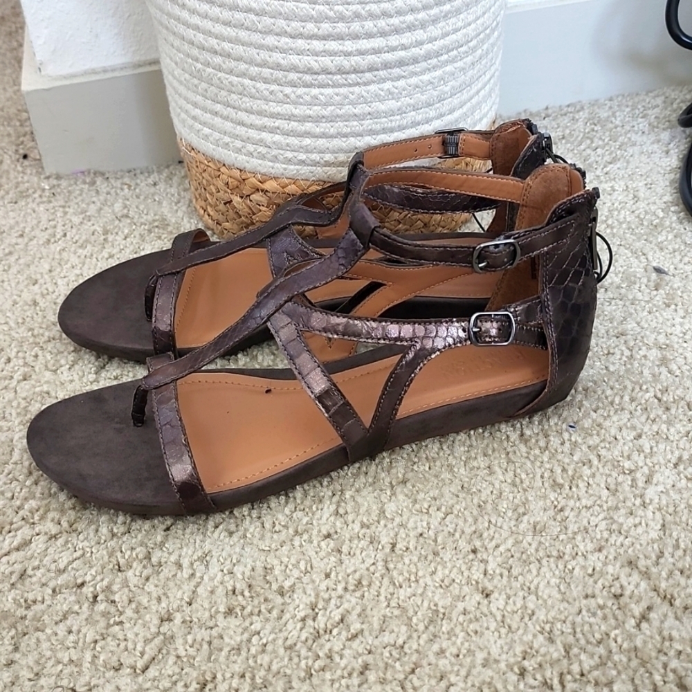 Kenneth Cole reaction strappy sandals
